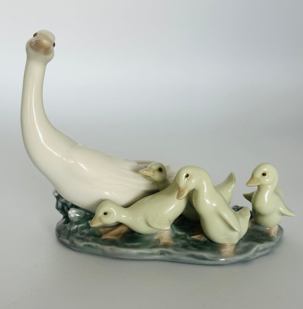Vintage Lladro Mother Duck with Ducklings (#1307)