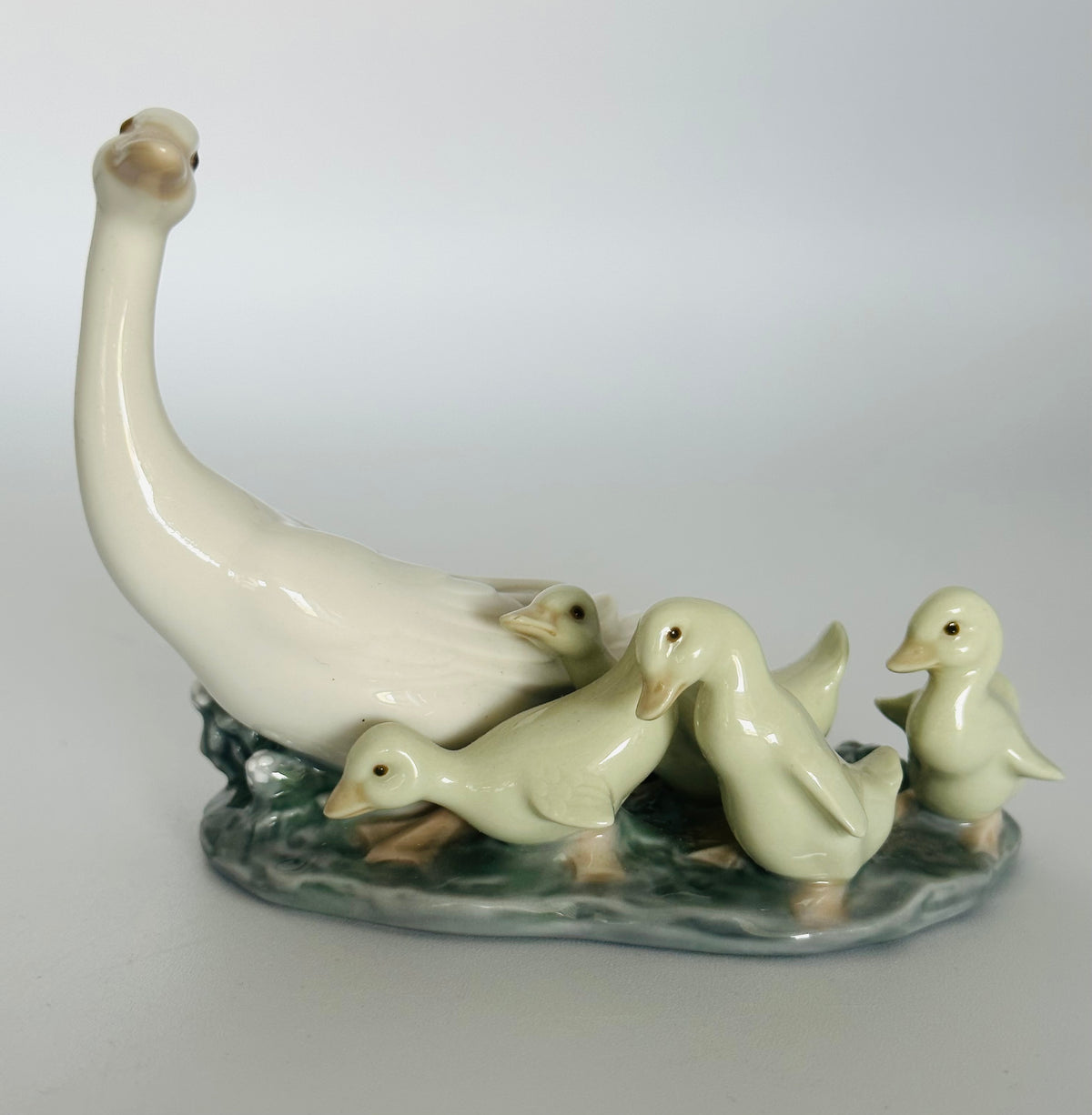 Vintage Lladro Mother Duck with Ducklings (#1307)