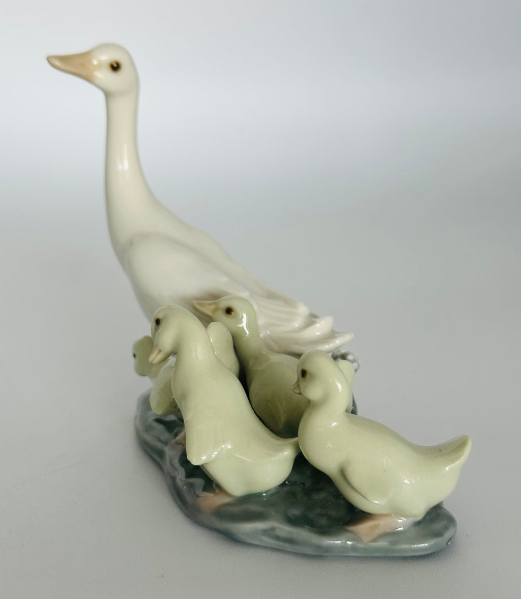 Vintage Lladro Mother Duck with Ducklings (#1307)