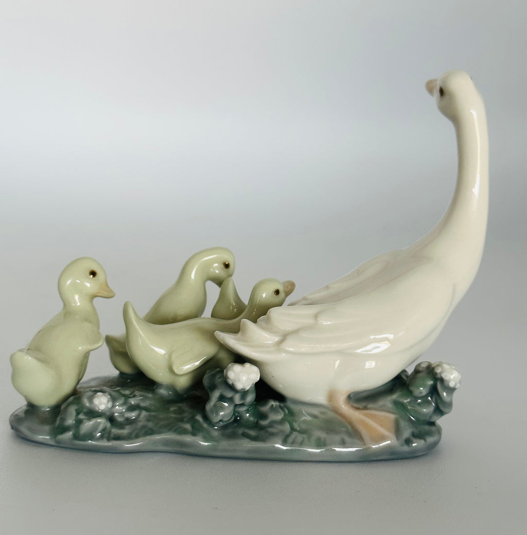 Vintage Lladro Mother Duck with Ducklings (#1307)