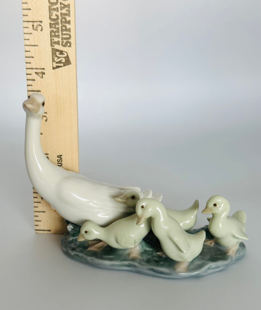 Vintage Lladro Mother Duck with Ducklings (#1307)
