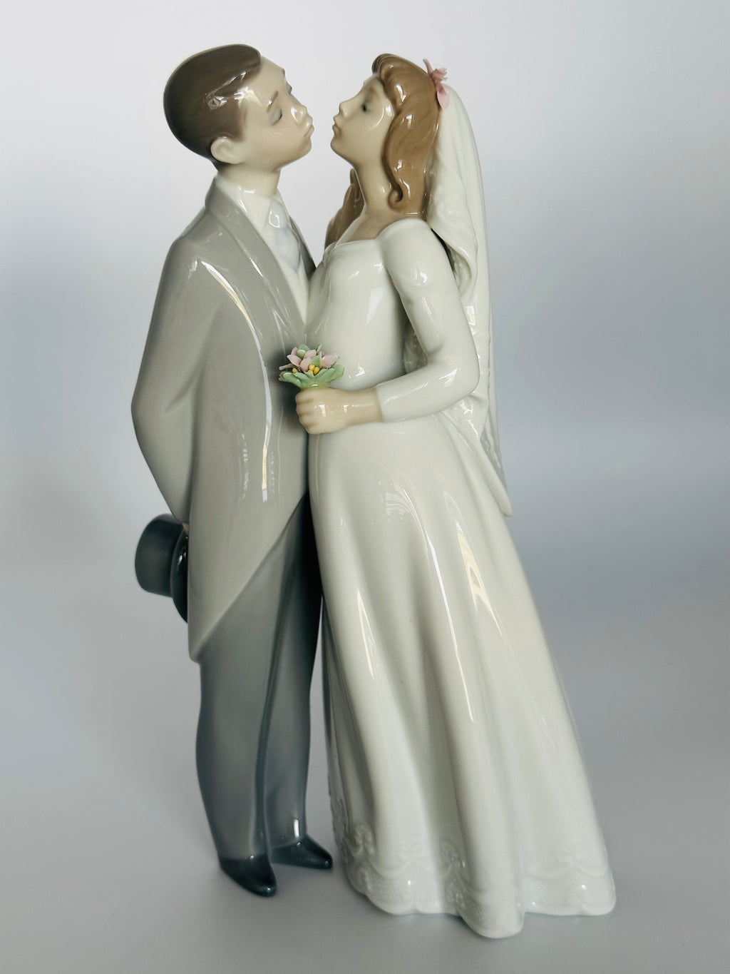 Lladro A Kiss to Remember Figurine (#6620)