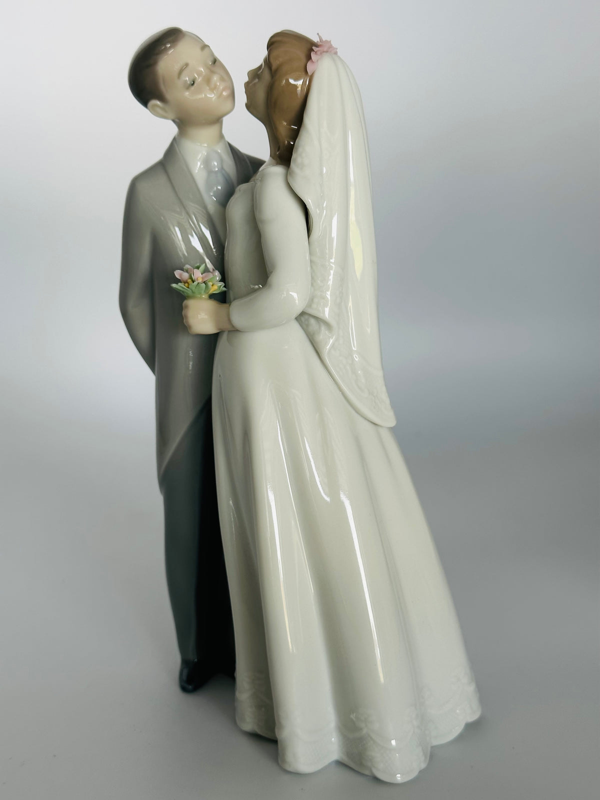 Lladro A Kiss to Remember Figurine (#6620)