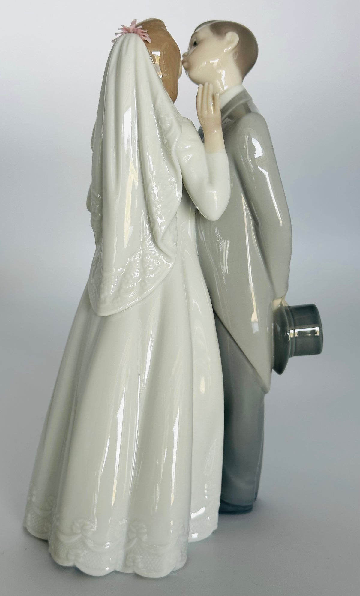 Lladro A Kiss to Remember Figurine (#6620)
