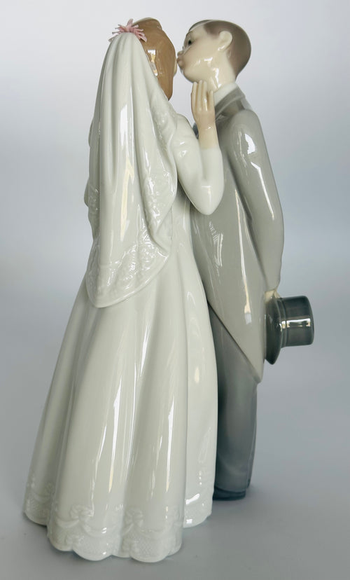 Lladro A Kiss to Remember Figurine (#6620)